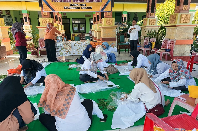Tingkatkan Pendapatan Masyarakat, Pemerintah Kelurahan Karang Gelar Pelatihan Ecoprint
