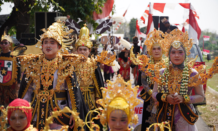 Kemeriahan Perayaan HUT ke-80 RI di Tuban, Kelurahan Karang Gelar Karnaval Budaya