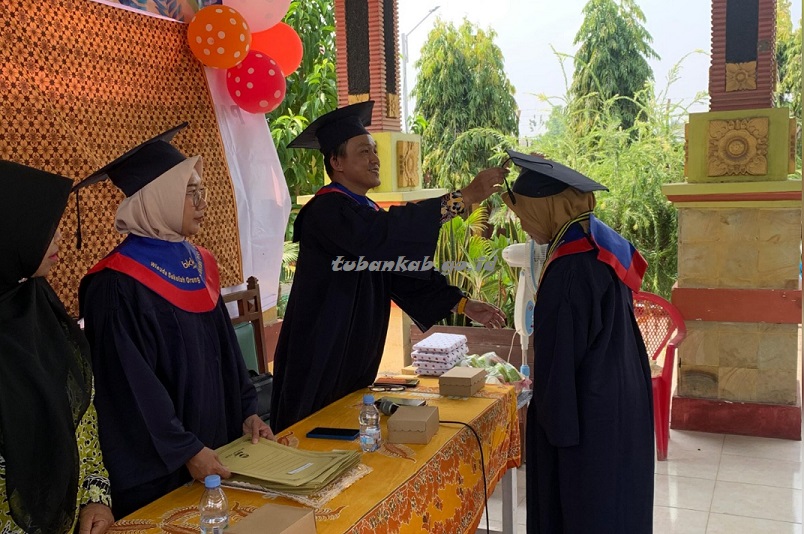 Wisuda Perdana 
