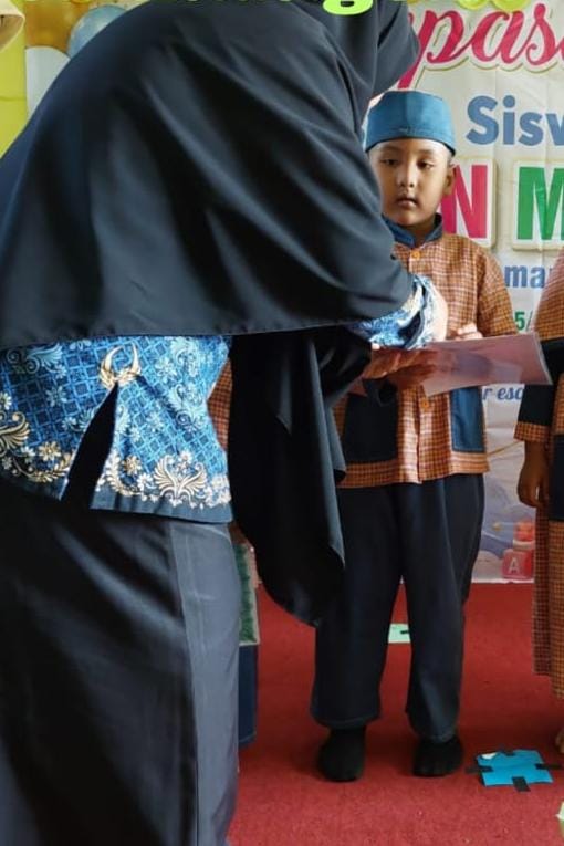 Pelepasan Siswa-Siswi KB Insan Mulia Berlangsung Khidmat, Kelurahan Karang Hadir Berikan Dukungan 