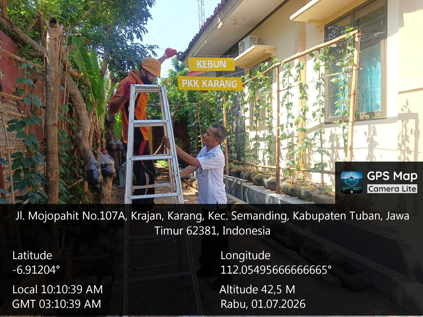 Staf Kelurahan Karang Laksanakan Pemasangan Lettering “Kebun PKK” untuk Mendukung Penataan Lingkungan