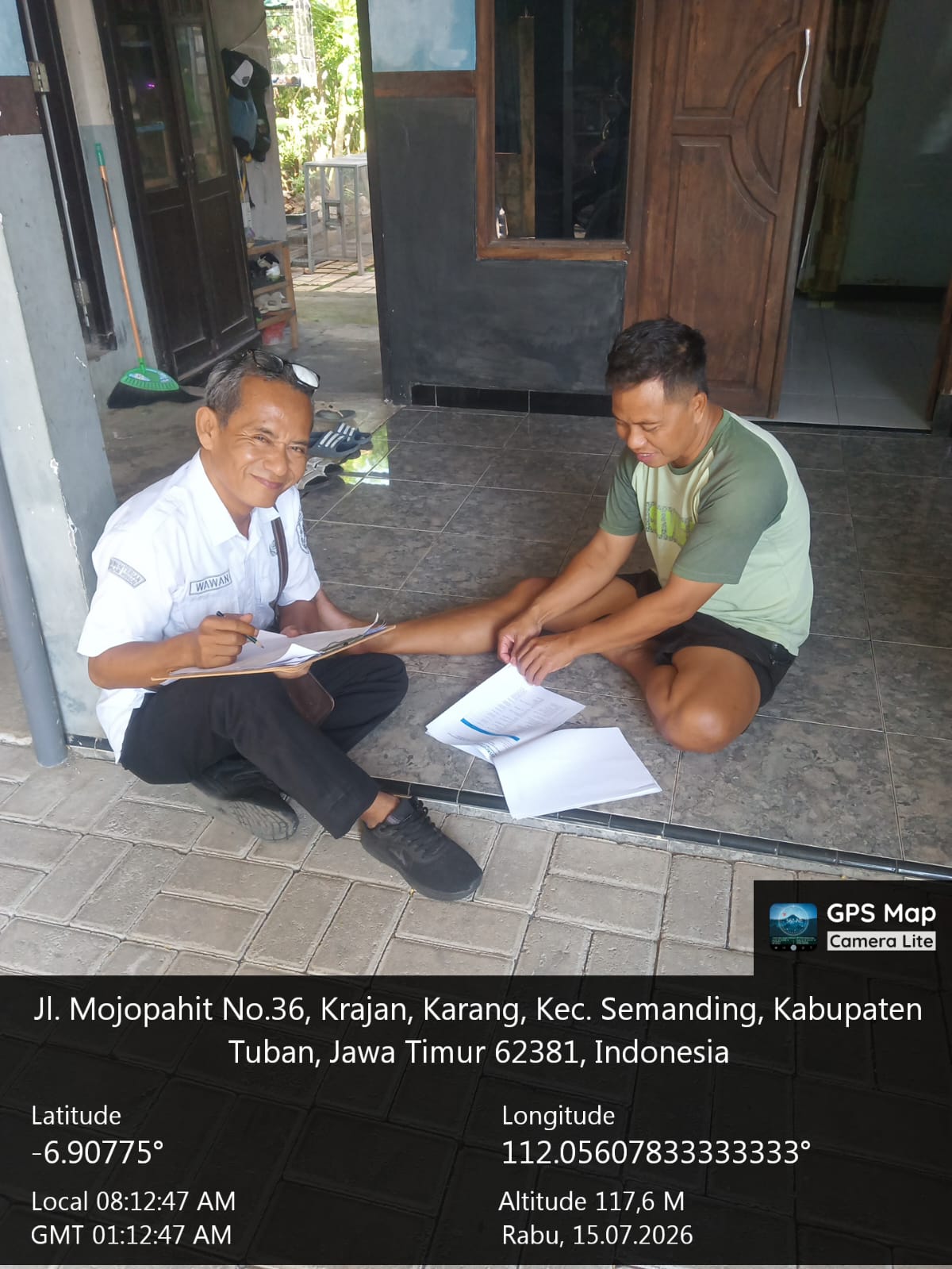 Staf Kelurahan Karang Laksanakan Pendataan Kepemilikan BPJS Kesehatan Secara Door to Door